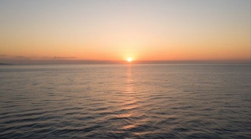 V1参照: 海の朝焼け